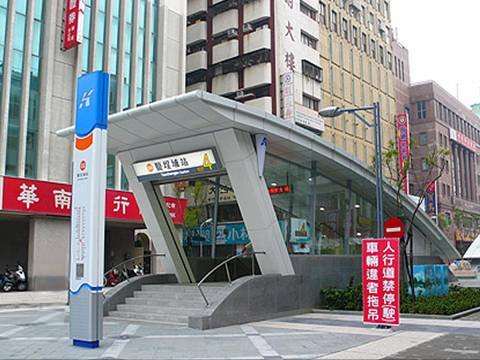 O2鹽埕埔站行人徒步區