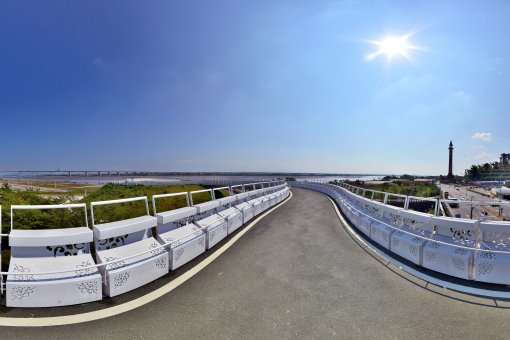 佛陀紀念館前自行車與人行景觀天橋